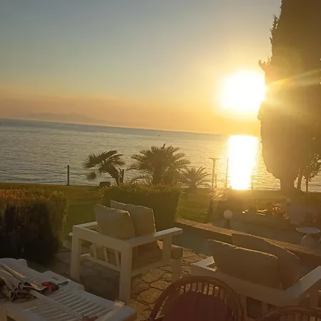 Vista De La Luna Beachfront Holiday home