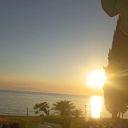 Vista De La Luna Beachfront Holiday home